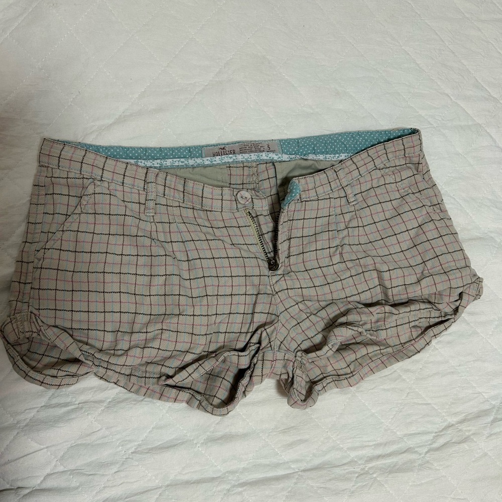 Y2K 2000’ Hollister Women's Plaid Cargo Shorts - Tan and Red
